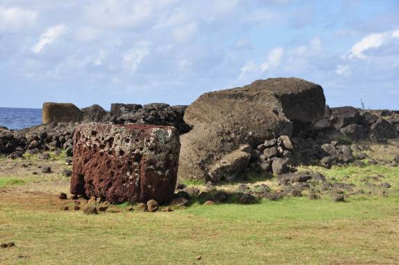 Ruínas de um dos maiores Moais de Rapa Nui (ou Ilha de Páscoa), com mais de 9 metros de altura!
